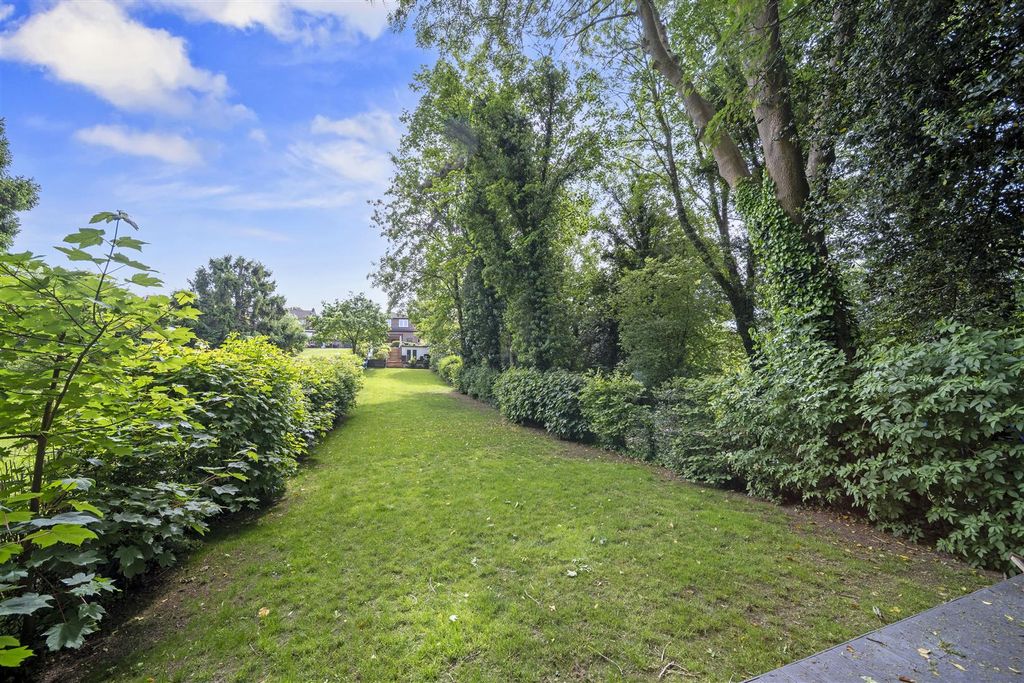 Additional image 25 of 4 bed semi-detached house for saleManor House Gardens, Abbots Langley WD5