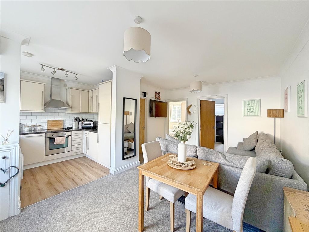 2 bed flat for saleStation Approach, Braintree CM7 photo 2