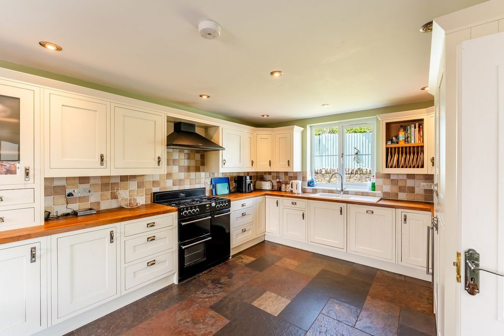 6 bed detached house for saleDol Pistyll, Llanfihangel Talyllyn, Brecon LD3 photo 5