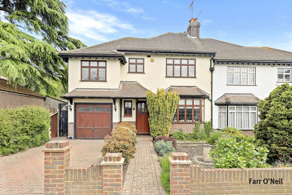 4 bed semi-detached house for saleForest Side, Buckhurst Hill IG9
