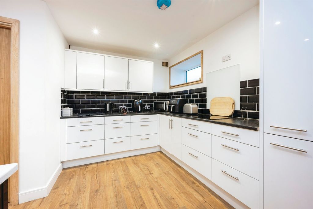 Additional image 2 of 3 bed flat for saleAshburnham Road, Bedford MK40