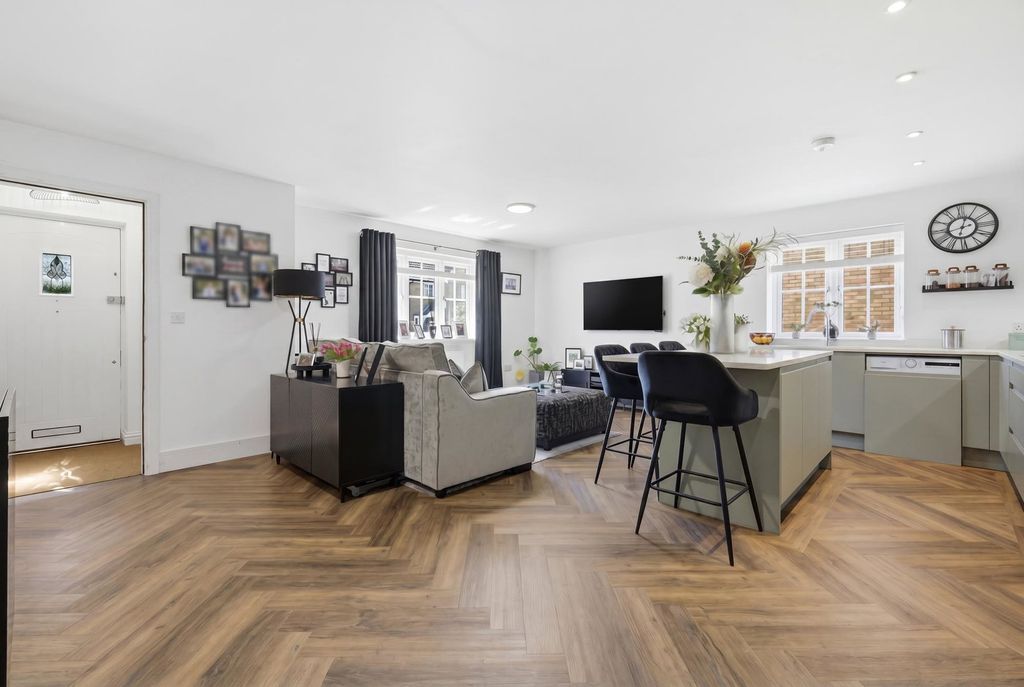 Additional image 3 of 2 bed flat for saleHampton Court, Basildon SS15