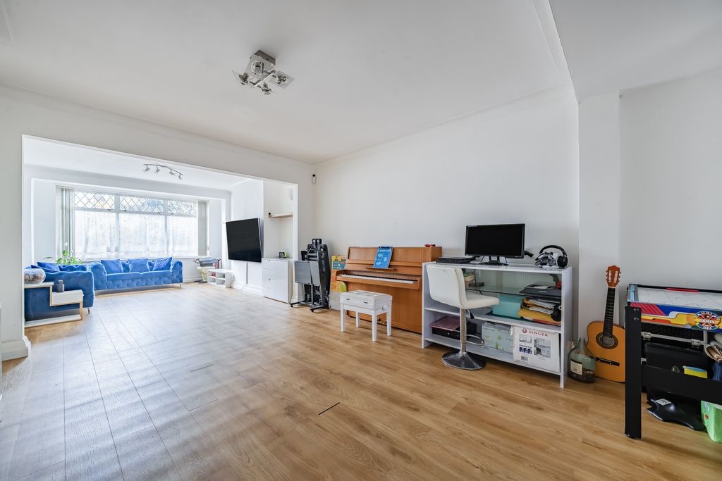 3 bed flat for saleCroydon Road, Beckenham BR3 photo 2