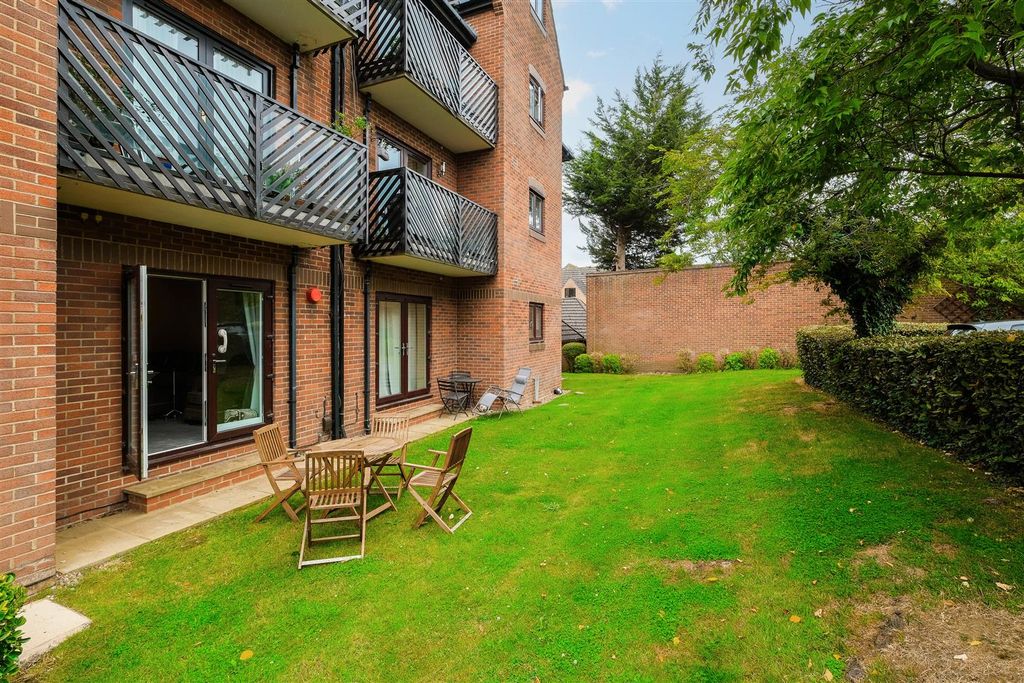 Additional image 9 of 2 bed flat for saleEpping New Road, Buckhurst Hill IG9