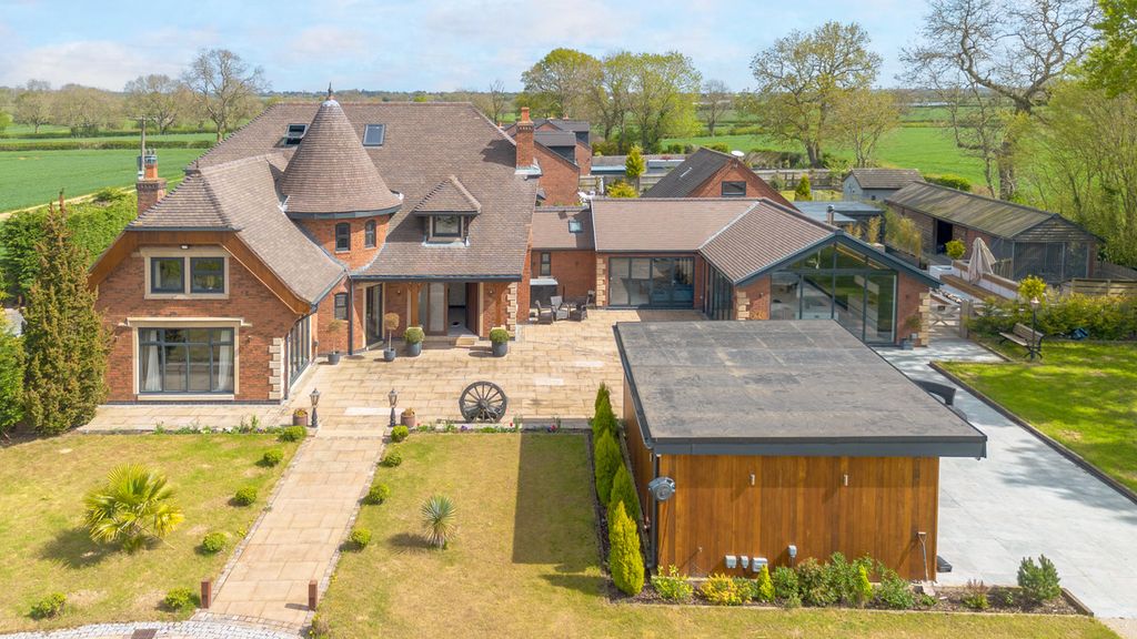 6 bed detached house for saleWithybrook Road Bulkington Bedworth, Warwickshire CV12