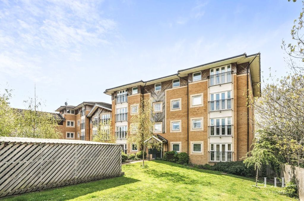 2 bed flat for saleRiverwood Court, Hornchurch RM11