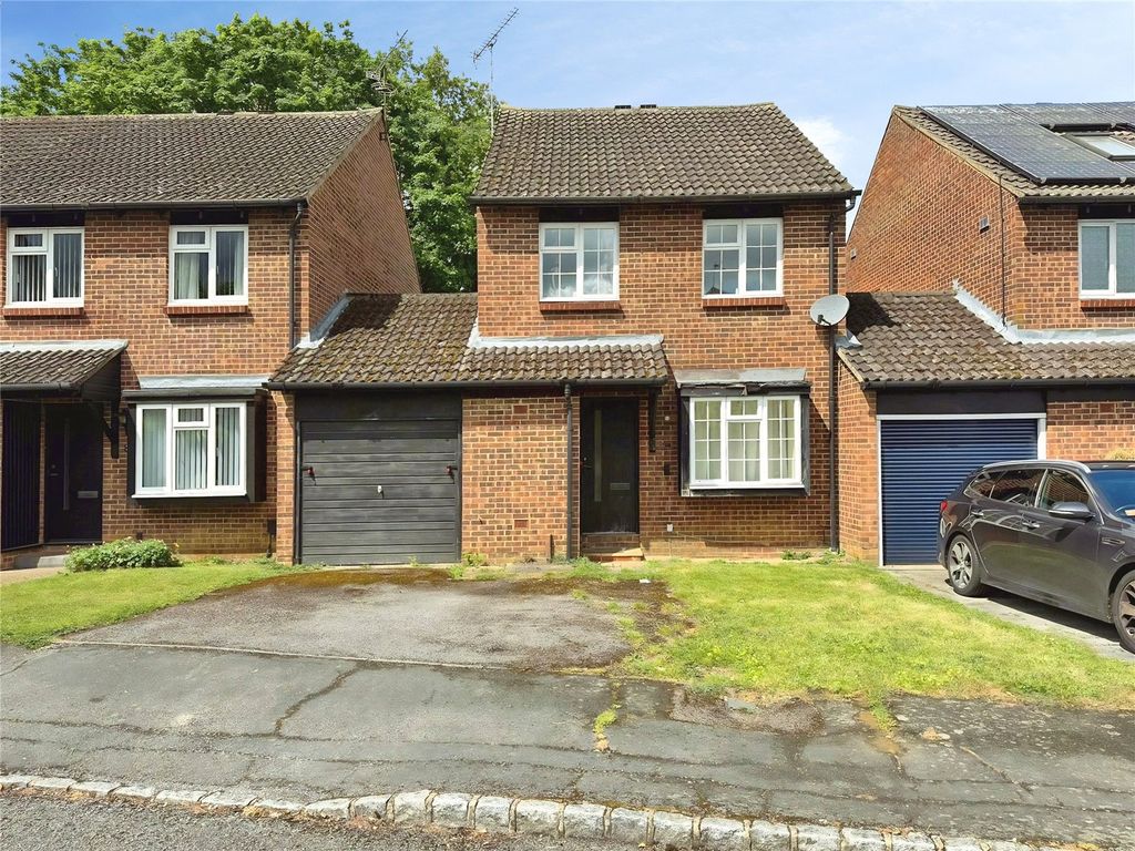 3 bed detached house for saleAlterton Close, Woking, Surrey GU21