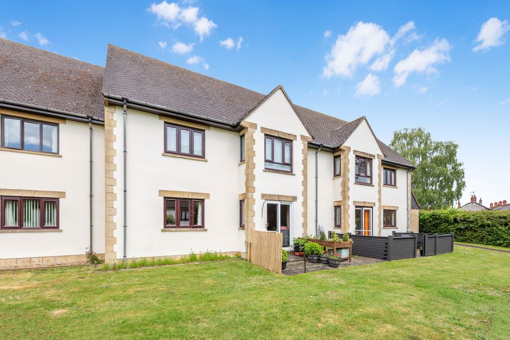 2 bed flat for saleKing Edmund Court, Gillingham SP8