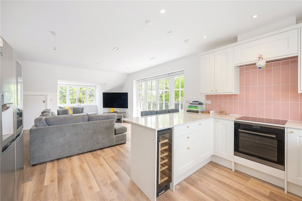 2 bed flat for saleThe Avenue, Beckenham BR3 photo 2