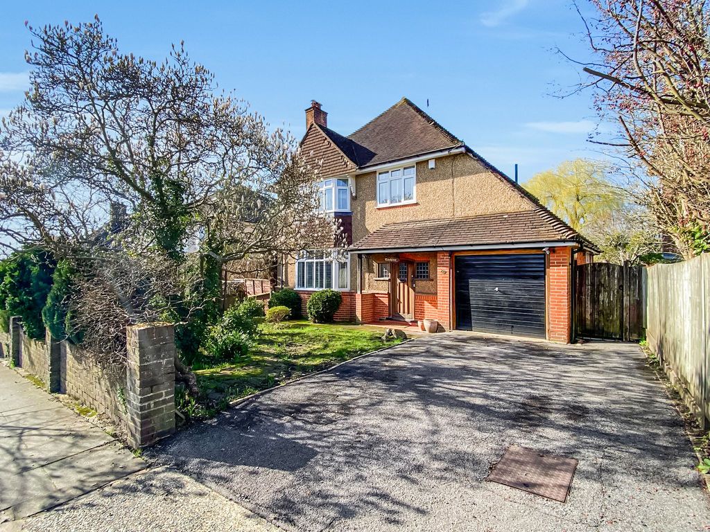 3 bed detached house for saleHighfield Avenue, Aldershot GU11