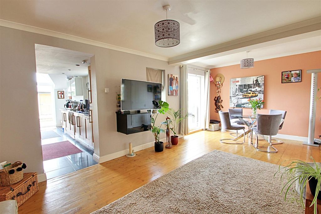 Additional image 3 of 4 bed property for saleAdrian Road, Abbots Langley WD5