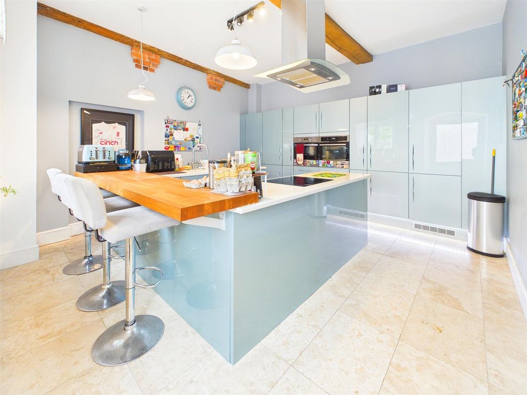 4 bed barn conversion for saleUndy, Caldicot NP26 photo 3