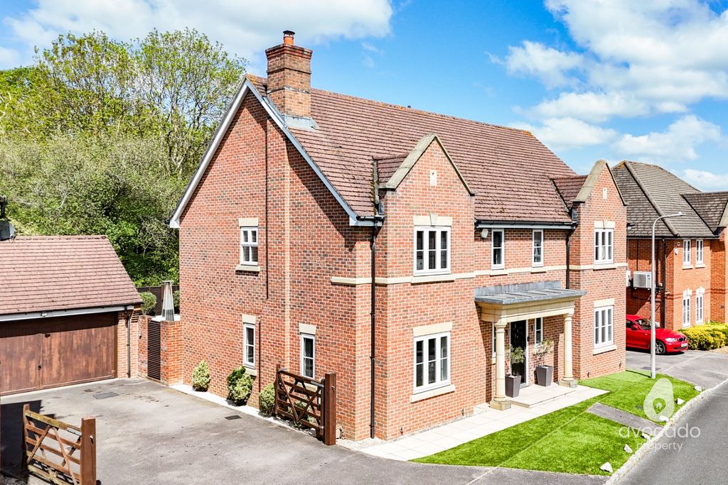 5 bed detached house for saleGrenadier Close, Shinfield RG2