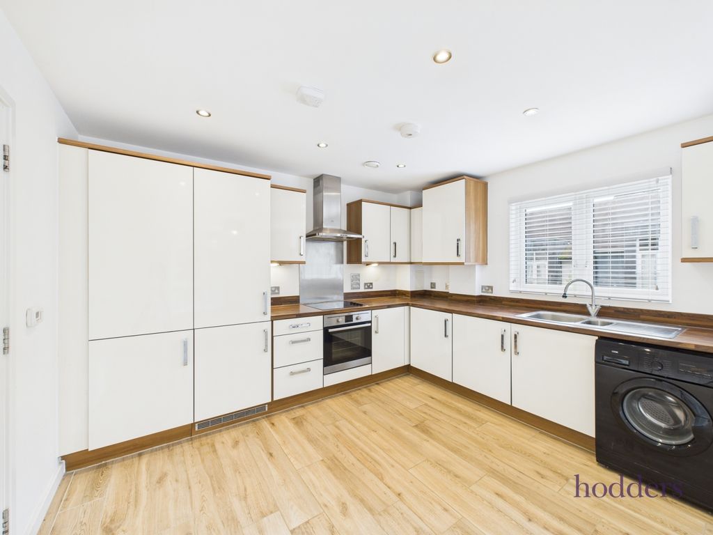 2 bed flat for saleStrawberry Fields, Addlestone, Surrey KT15 photo 3