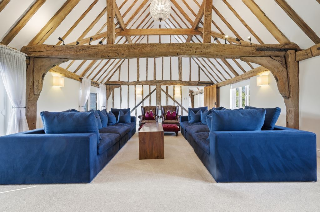 5 bed barn conversion for saleThe Barn, Church Street, Billericay CM11 photo 2