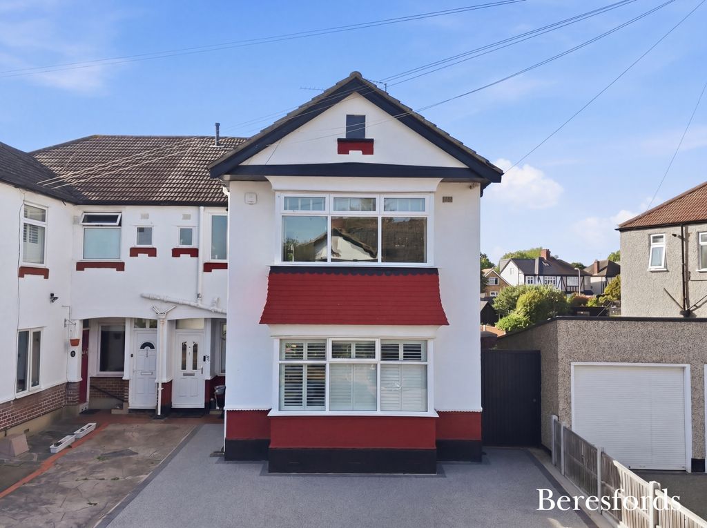 3 bed maisonette for saleTudor Drive, Gidea Park RM2
