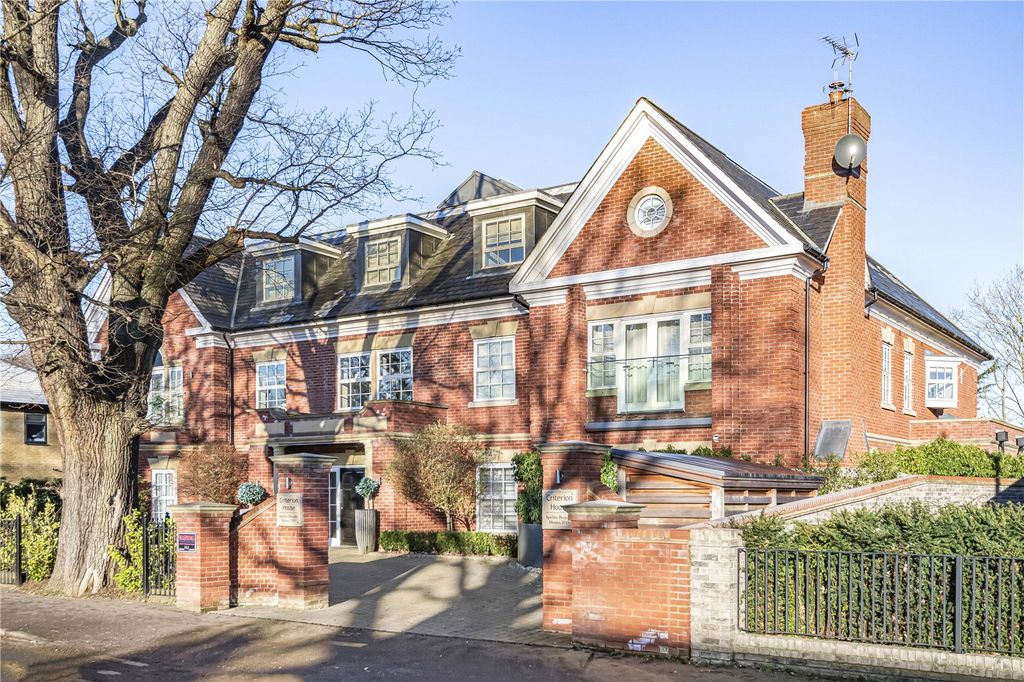 2 bed flat for saleCamlet Way, Hadley Wood EN4