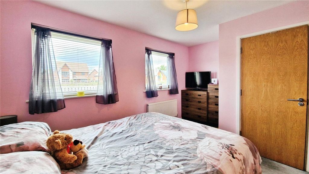 2 bed flat for saleLondon Road, Binfield, Bracknell, Berkshire RG42 photo 4