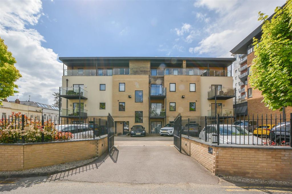 2 bed flat for saleNew Road, Brentwood CM14