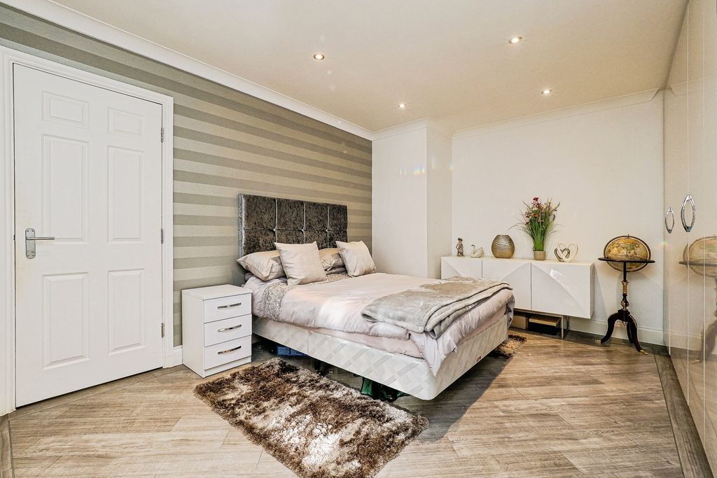 Additional image 2 of 2 bed flat for saleRidgemont Place, Parkstone Avenue, Hornchurch, Essex RM11