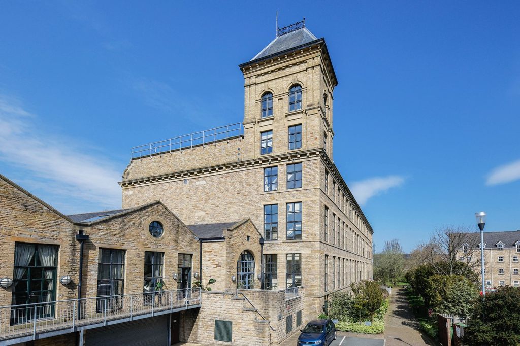2 bed flat for saleMeadow Road, Apperley Bridge, Bradford, West Yorkshire BD10