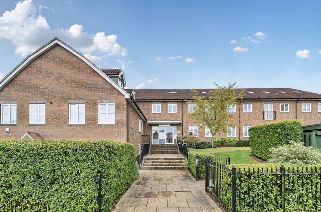 2 bed flat for saleGibbs Couch, Watford WD19