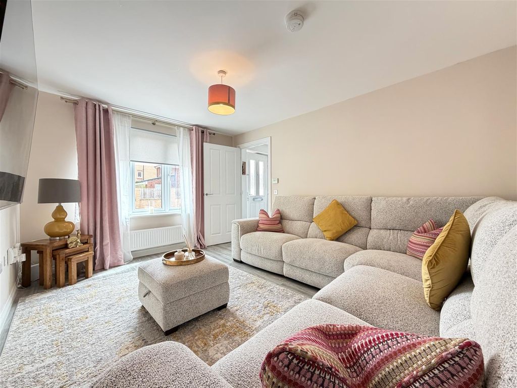 3 bed semi-detached house for saleUnion Way, Uddingston, Glasgow G71 photo 2