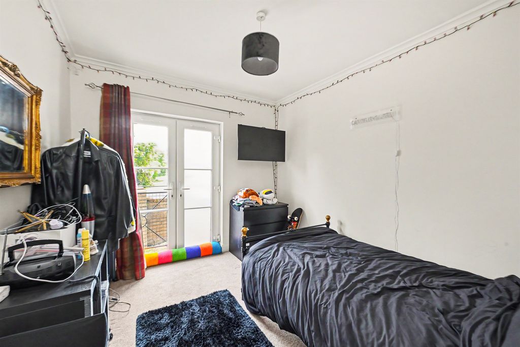 Additional image 8 of 2 bed flat for saleRavens Lane, Berkhamsted HP4