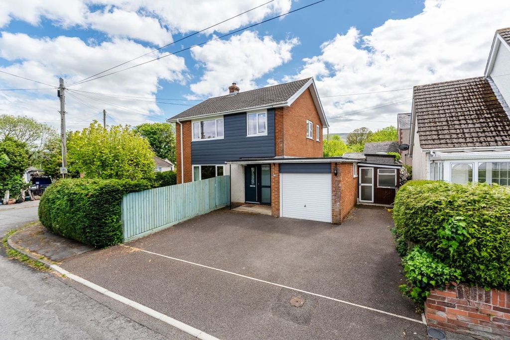 3 bed detached house for saleBank Crescent, Gilwern, Abergavenny NP7