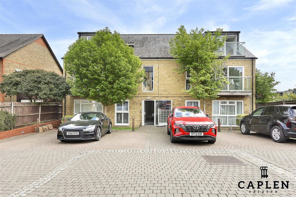 2 bed flat for saleBeatrice Court, Buckhurst Hill IG9