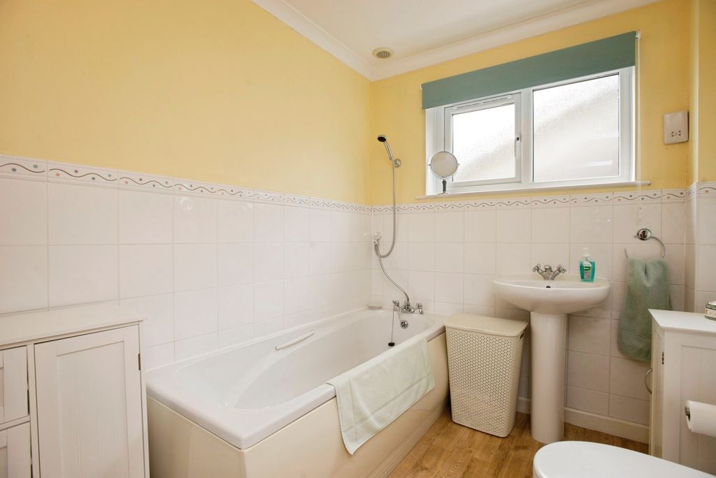 5 bed bungalow for saleAbbots Close, Bodmin, Cornwall PL31 photo 4
