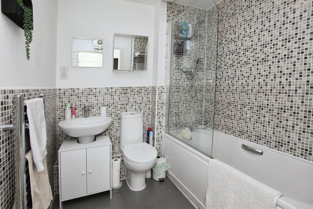 1 bed flat for saleCastle Mews, Caerphilly CF83 photo 5