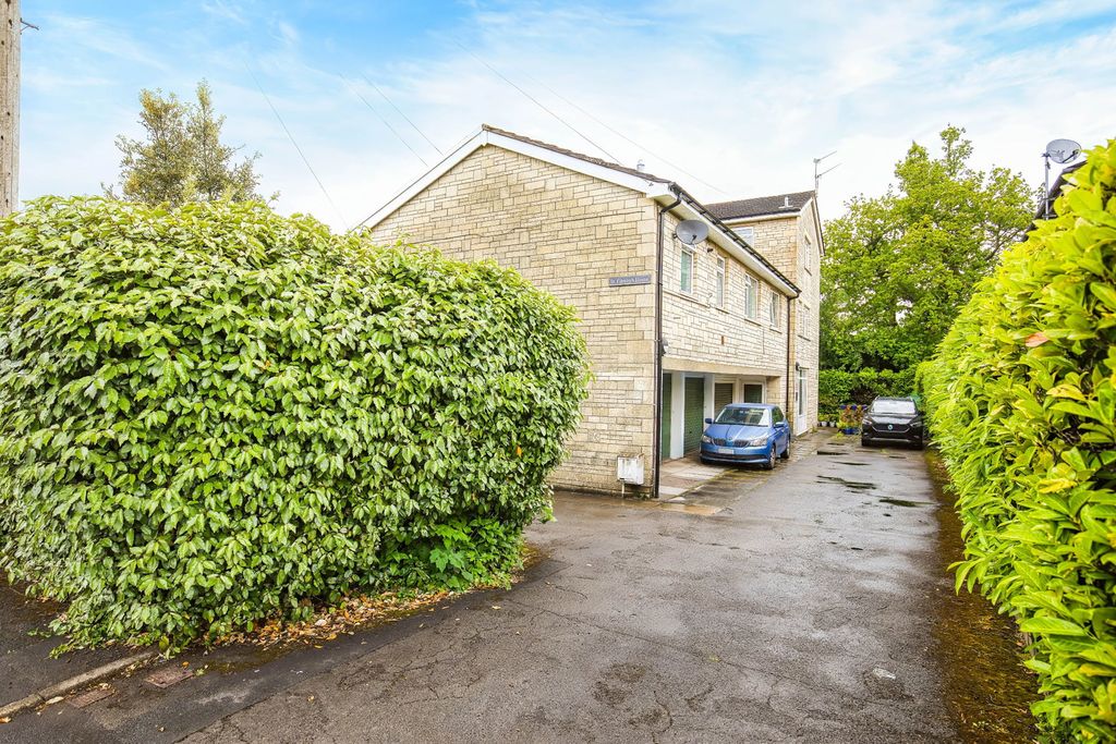 2 bed flat for saleSt. Edeyrns Road, Cyncoed, Cardiff CF23
