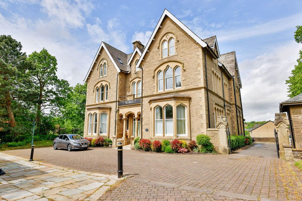 2 bed flat for saleThe Gables, Albert Road, Colne BB8