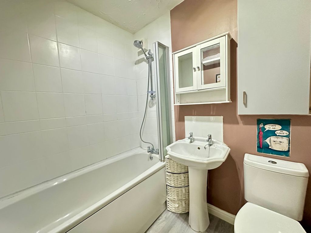 Additional image 11 of 2 bed flat for saleBramble Tye, Noak Bridge SS15