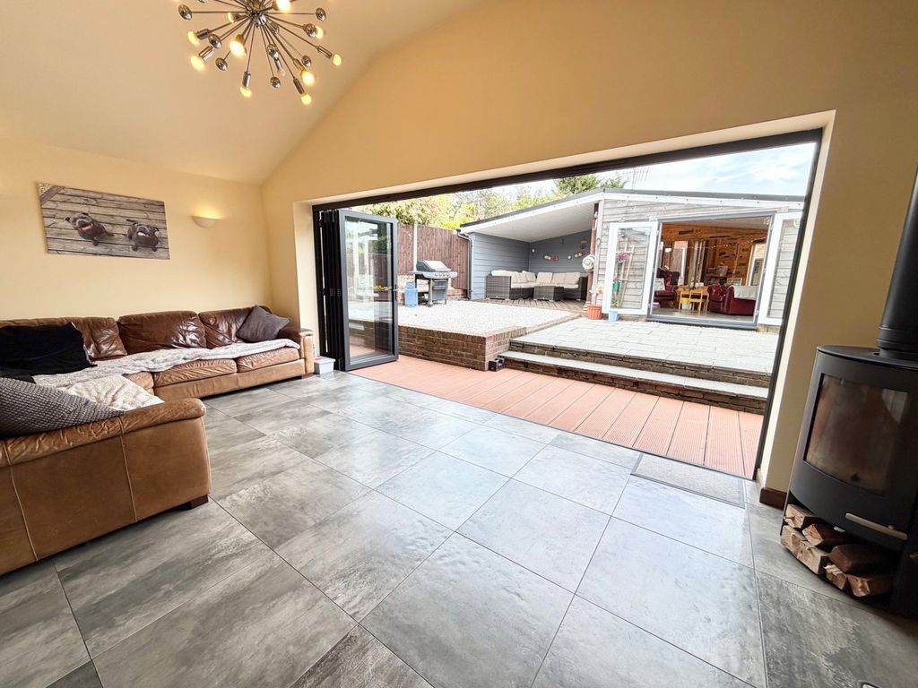 4 bed bungalow for saleNuthatch Drive, Brierley Hill DY5 photo 3