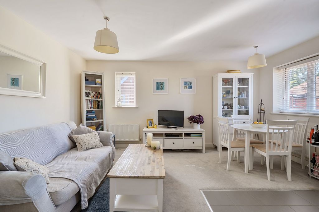 2 bed flat for saleElliston Way, Ashtead KT21 photo 3