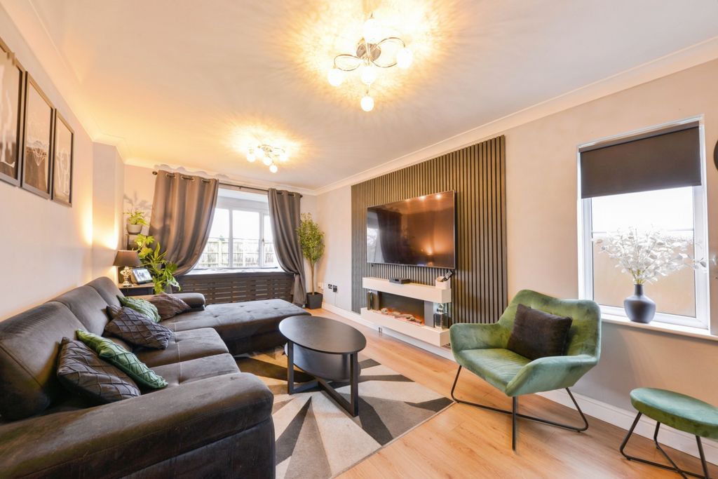 4 bed detached house for saleRowan Crescent, Biggleswade SG18 photo 2