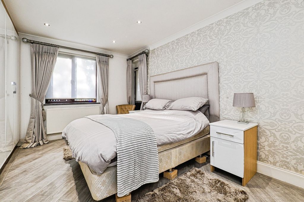 Additional image 16 of 2 bed flat for saleRidgemont Place, Parkstone Avenue, Hornchurch, Essex RM11