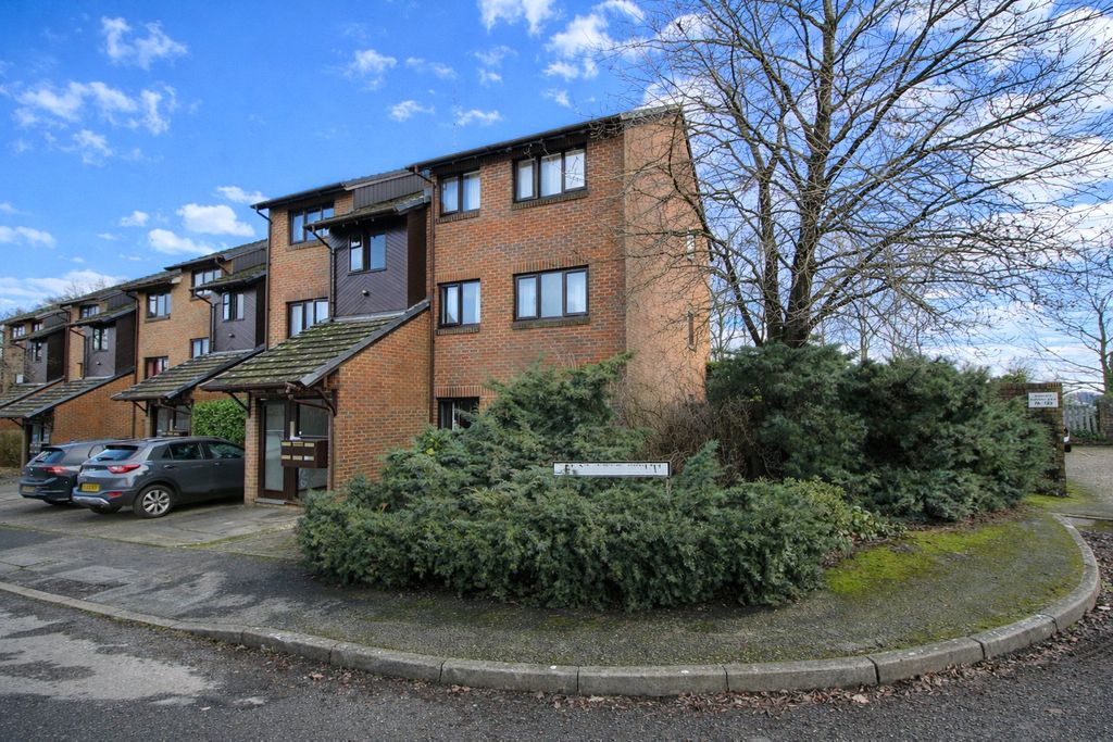 2 bed flat for saleAdams Way, Alton, Hampshire GU34