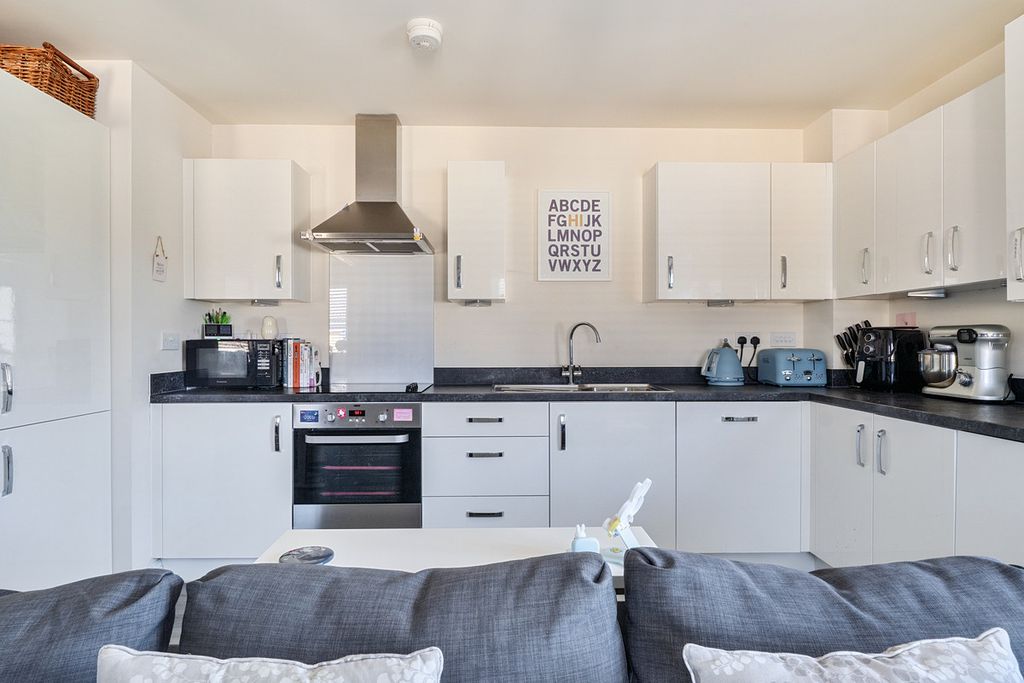 1 bed flat for saleDeer Park, Bristol BS35 photo 4