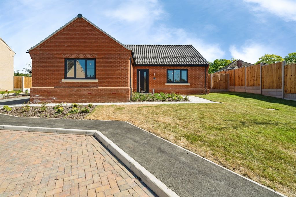 3 bed detached bungalow for saleJubilee Way, Holton, Halesworth IP19