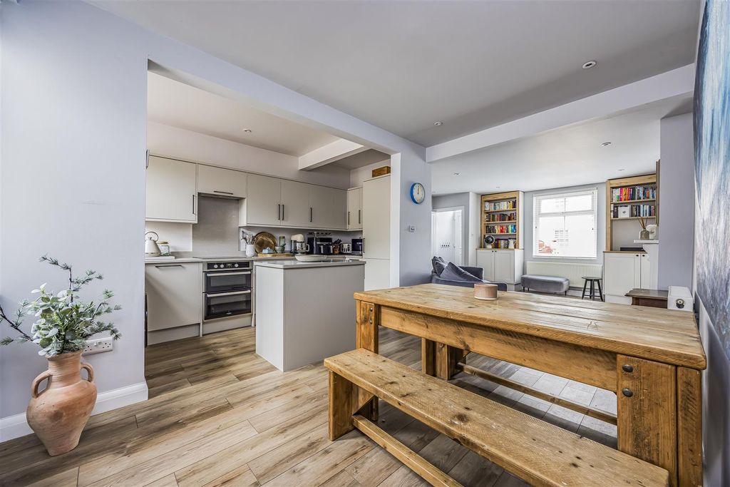 Additional image 2 of 2 bed flat for saleQueen Street, Emsworth PO10
