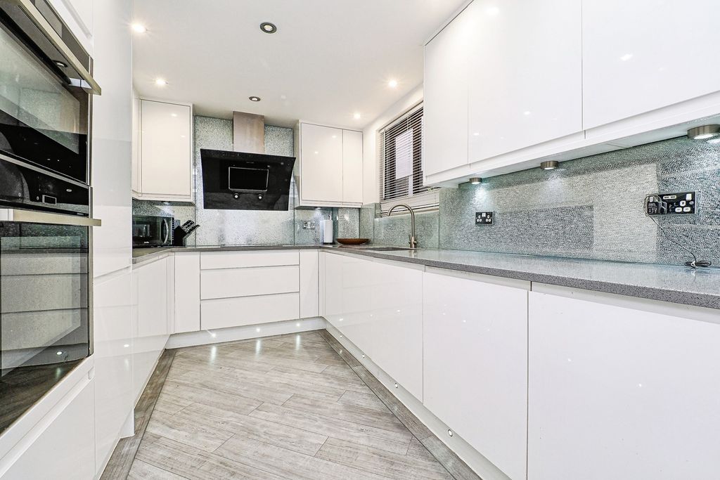 Additional image 4 of 2 bed flat for saleRidgemont Place, Parkstone Avenue, Hornchurch, Essex RM11