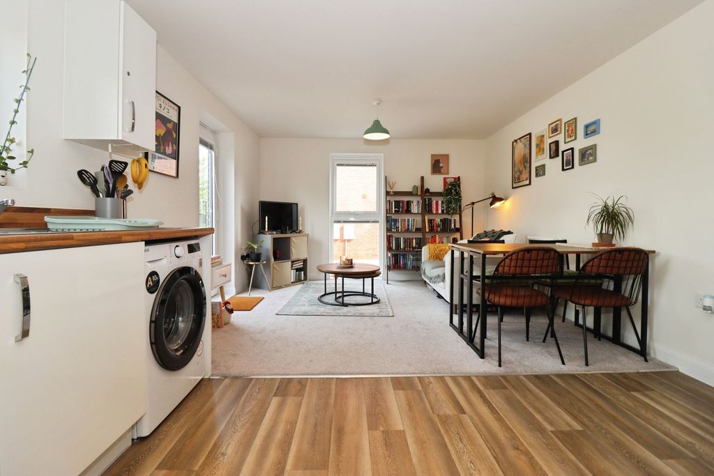 1 bed flat for saleDowsell Way, Yate, Bristol, Gloucestershire BS37 photo 2