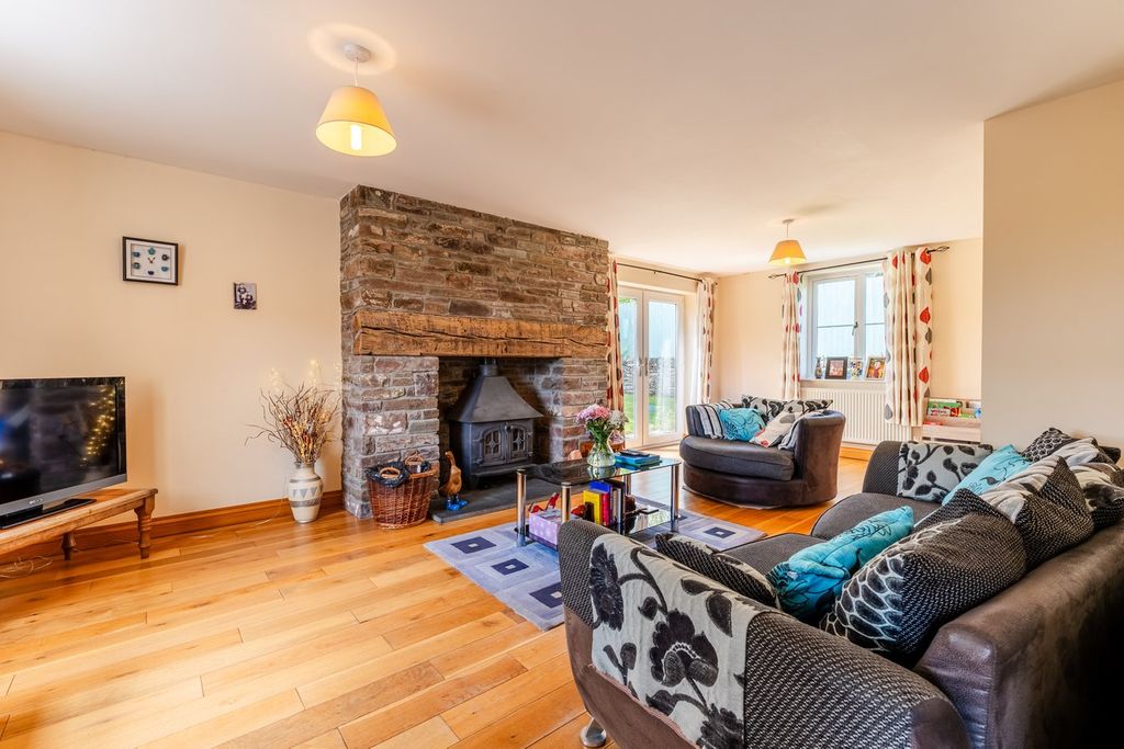 6 bed detached house for saleDol Pistyll, Llanfihangel Talyllyn, Brecon LD3 photo 2