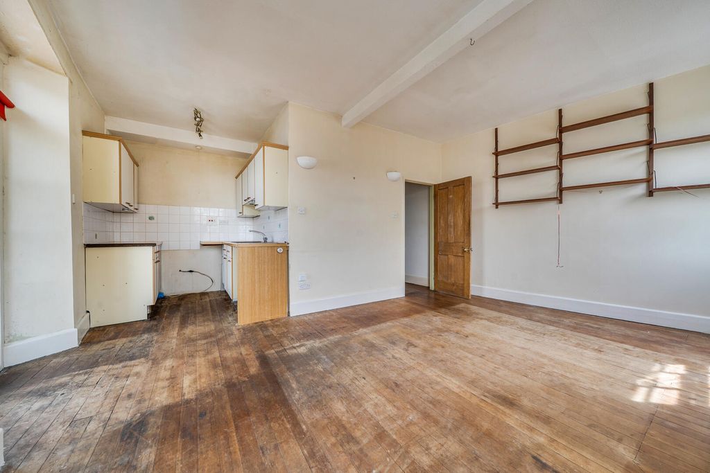 1 bed flat for saleMarket Square, Axminster EX13 photo 3