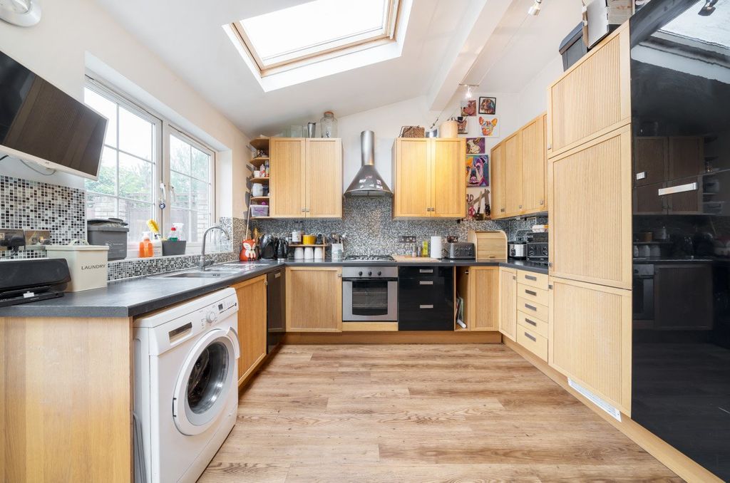 Additional image 6 of 4 bed semi-detached house for saleConstance Crescent, Hayes, Kent BR2