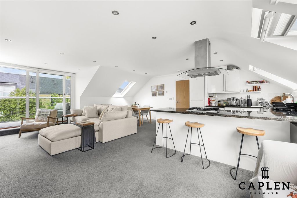 Additional image 3 of 2 bed flat for saleBeatrice Court, Buckhurst Hill IG9