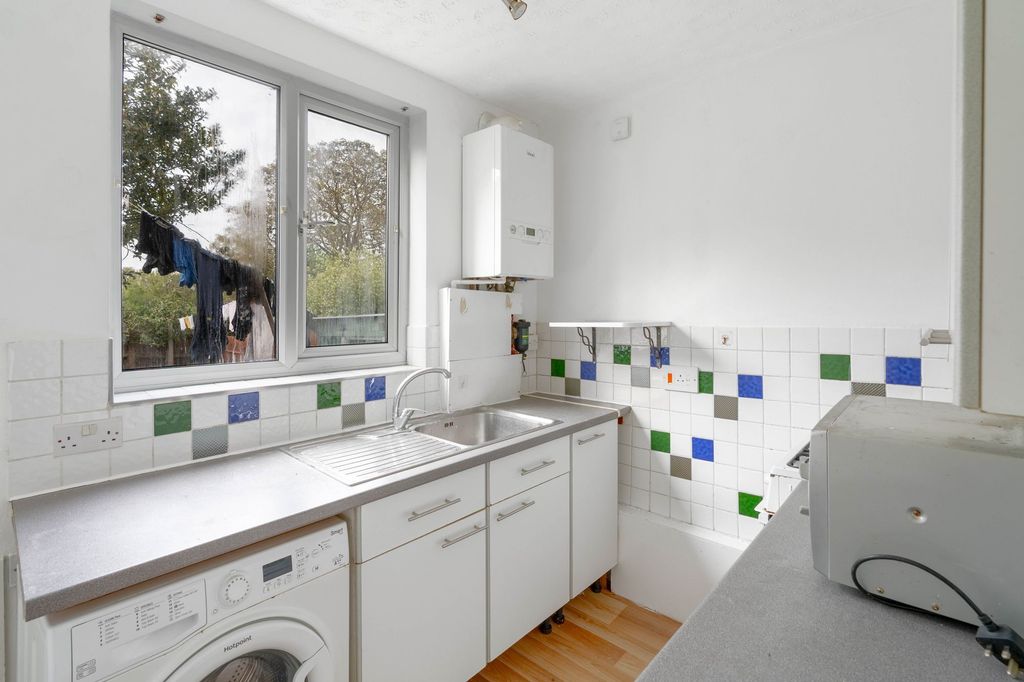 2 bed flat for saleElfleda Road, Cambridge CB5 photo 3